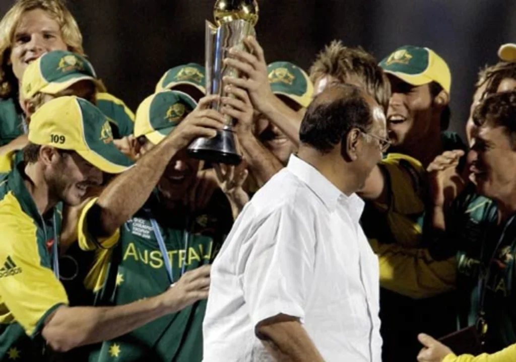 Damien Martyn appears to urge Sharad Pawar from the presentation dias, West Indies v Australia, Champions Trophy final, Mumbai, November 5, 2006