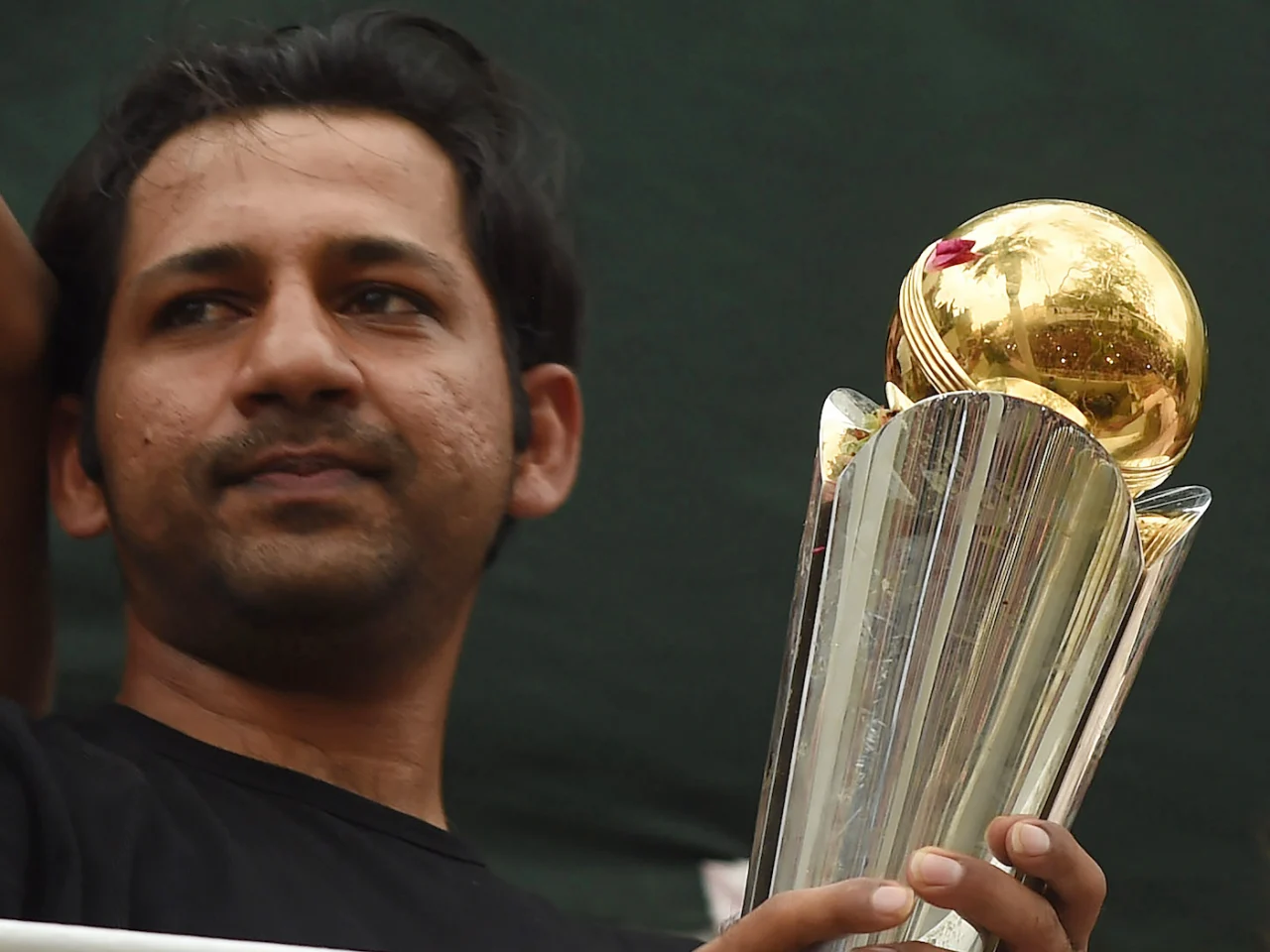 Sarfraz Ahmed with the Champions Trophy after the Pakistan team's arrival home, Karachi, June 20, 2017