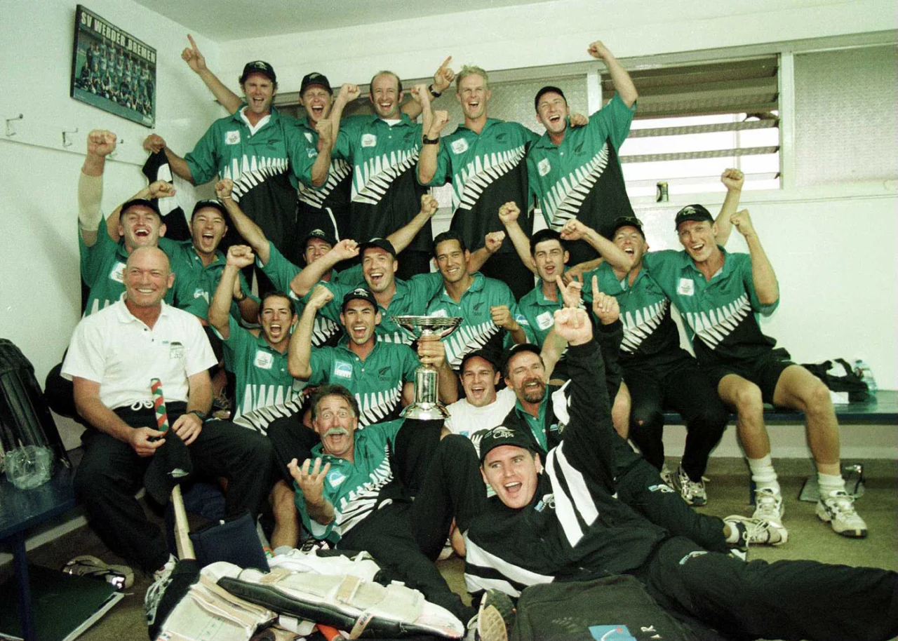 New Zealand pose with the ICC Knockout trophy, India v New Zealand, ICC Knockout final, Nairobi, October 15, 2000