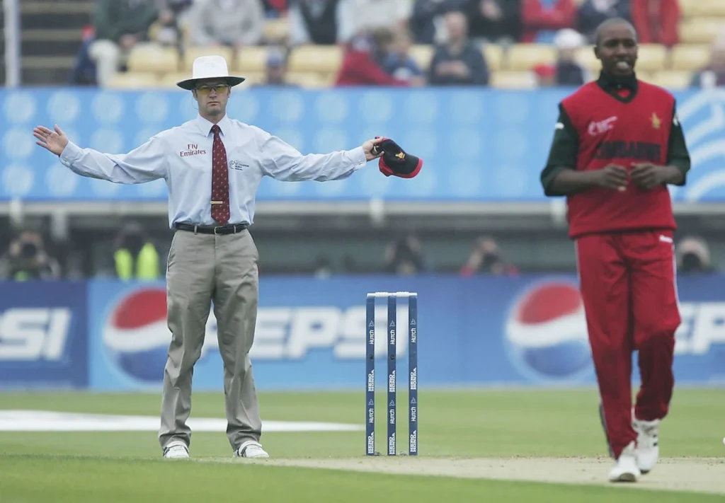 Simon Taufel signals a wide, England vs Zimbabwe, Champions Trophy 2004, Edgbaston, September 10, 2004