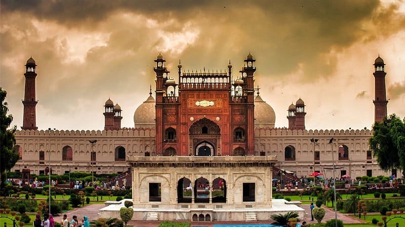 A picture of Lahore Fort or Badshahi Mosque.