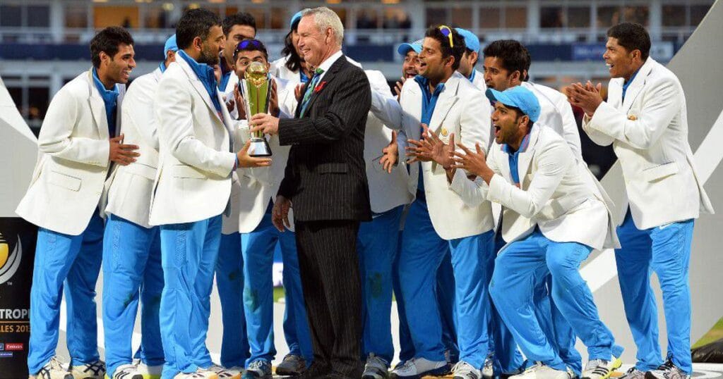 MS Dhoni lifting the trophy in 2013